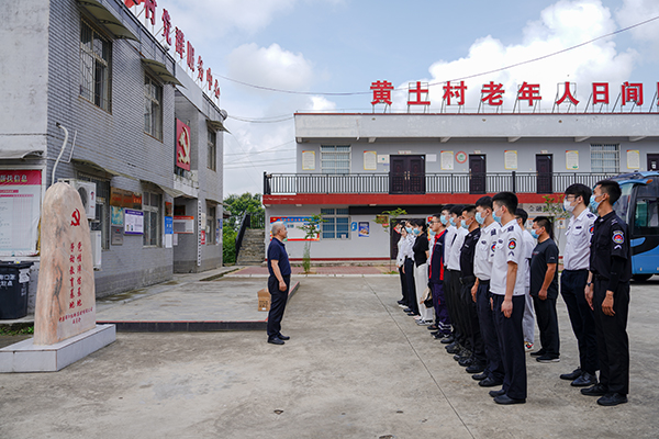 “助力鄉(xiāng)村振興，踐行艱苦奮斗” 將新員工黨性教育活動搬到對口幫扶村1.jpg